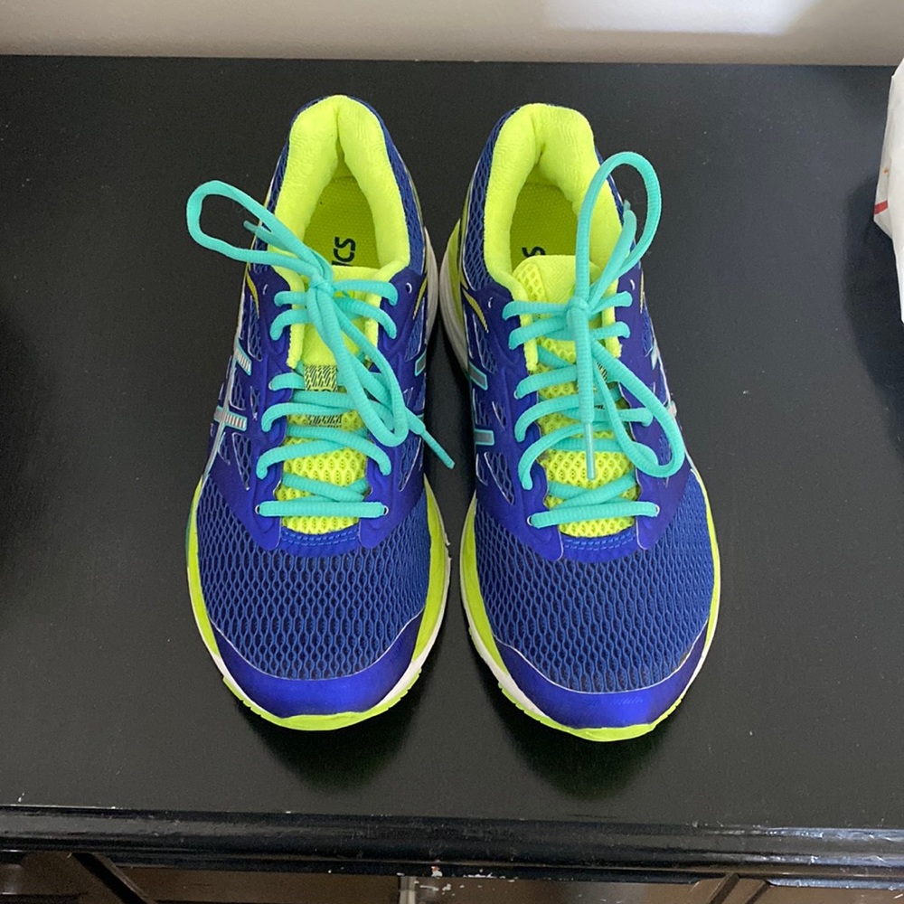 Tennis shoes